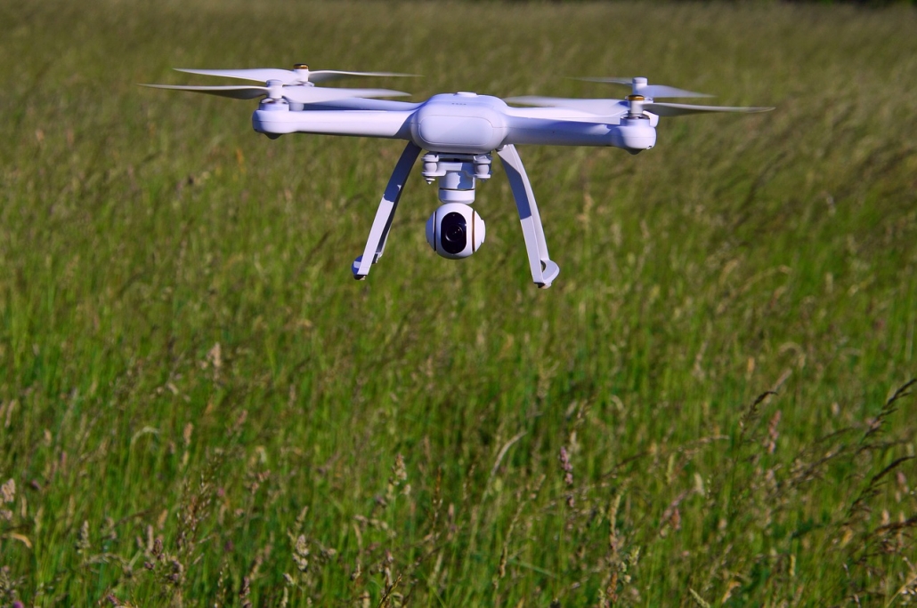 dron nad polem uprawnym